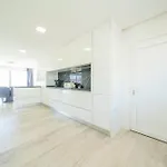 Black Pool House Just 10 Minutes Away From The Holiday home *