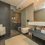 Black Pool House Just 10 Minutes Away From The Holiday home