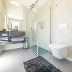 Black Pool House Just 10 Minutes Away From The Holiday home