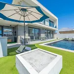 Black Pool House Just 10 Minutes Away From The Holiday home Amora