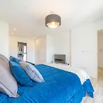 Black Pool House Just 10 Minutes Away From The Holiday home *