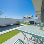 Black Pool House Just 10 Minutes Away From The Holiday home *