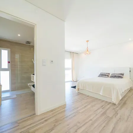 Black Pool House Just 10 Minutes Away From The * Amora