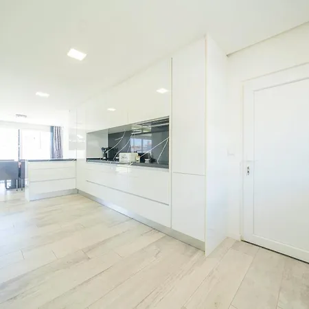 Black Pool House Just 10 Minutes Away From The Holiday home *