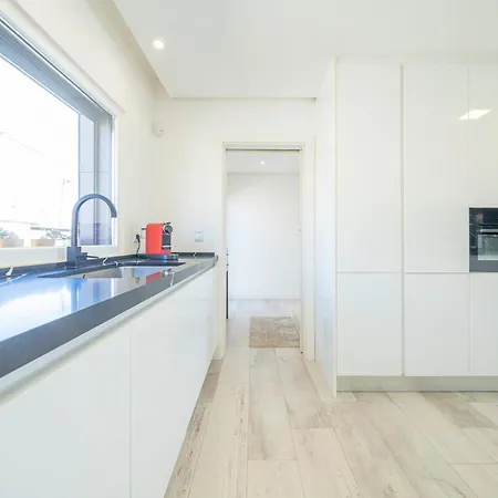 Black Pool House Just 10 Minutes Away From The Holiday home *