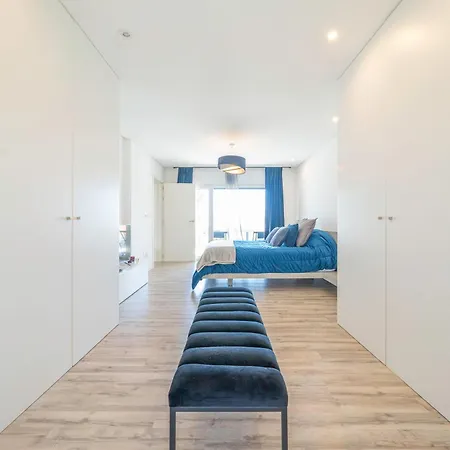 Black Pool House Just 10 Minutes Away From The Holiday home Amora