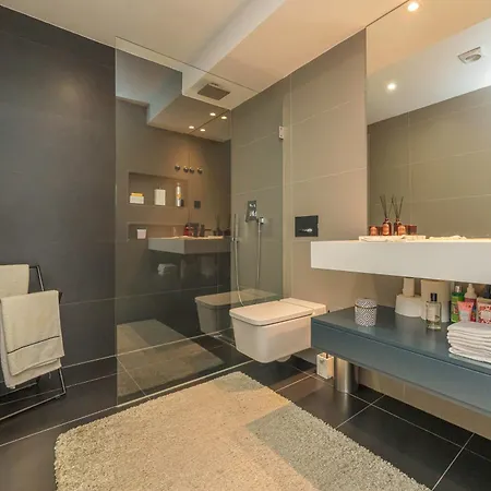 Black Pool House Just 10 Minutes Away From The Holiday home