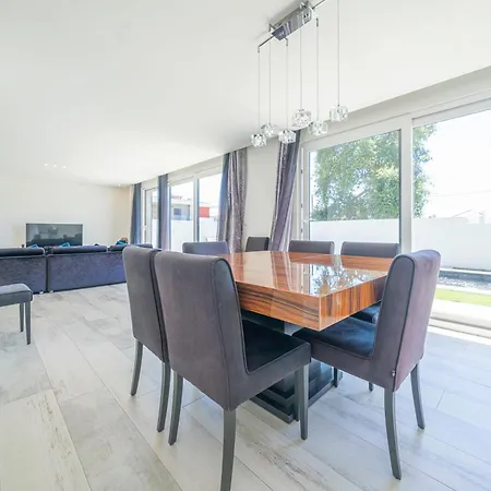 Black Pool House Just 10 Minutes Away From The