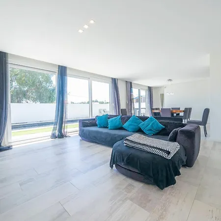 Holiday home Black Pool House Just 10 Minutes Away From The *