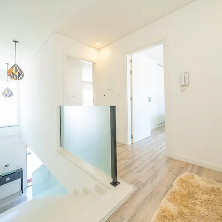 Black Pool House Just 10 Minutes Away From The Holiday home *