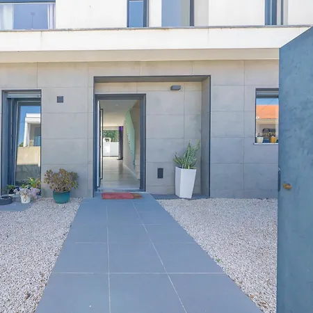 Black Pool House Just 10 Minutes Away From The Amora