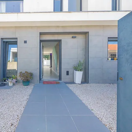 Black Pool House Just 10 Minutes Away From The Amora