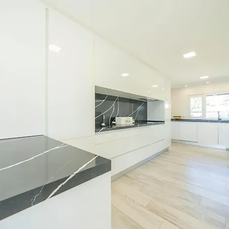 Holiday home Black Pool House Just 10 Minutes Away From The Amora