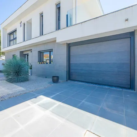 Black Pool House Just 10 Minutes Away From The Amora