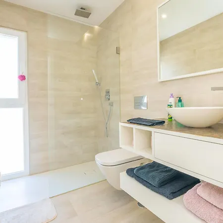 Black Pool House Just 10 Minutes Away From The Holiday home Amora