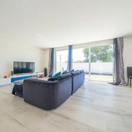 Black Pool House Just 10 Minutes Away From The * Amora