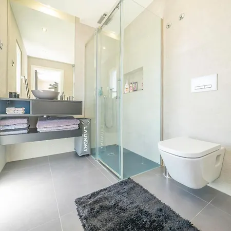 Black Pool House Just 10 Minutes Away From The Сasa de vacaciones
