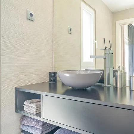 Black Pool House Just 10 Minutes Away From The Holiday home Amora