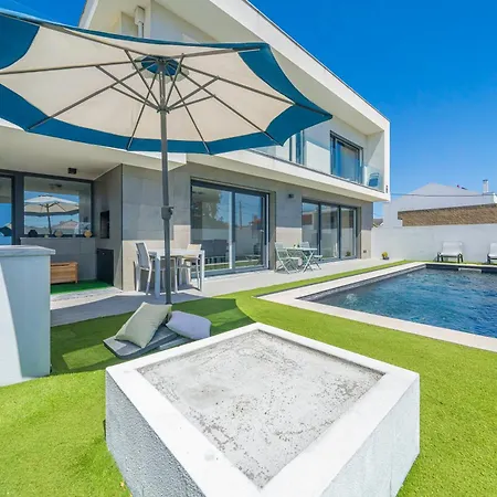 Black Pool House Just 10 Minutes Away From The Holiday home Amora