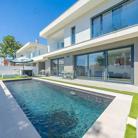 Black Pool House Just 10 Minutes Away From The Amora