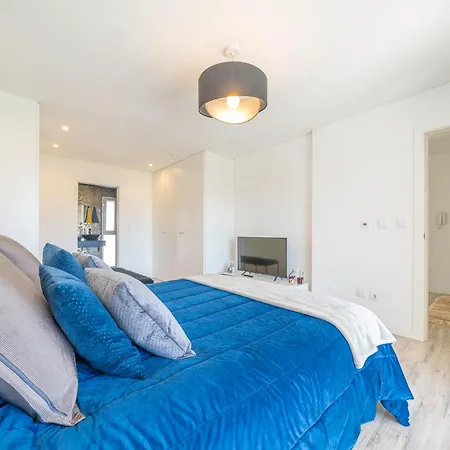 Black Pool House Just 10 Minutes Away From The Holiday home *