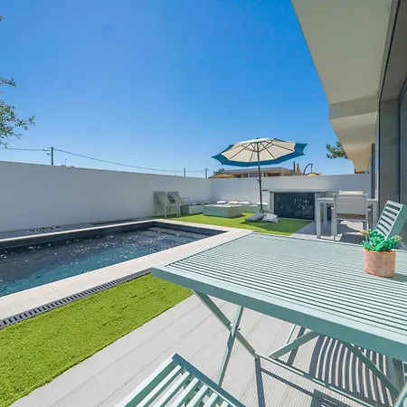 Black Pool House Just 10 Minutes Away From The Holiday home *