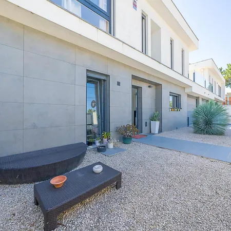 Black Pool House Just 10 Minutes Away From The Amora