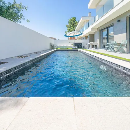 Black Pool House Just 10 Minutes Away From The Holiday home *