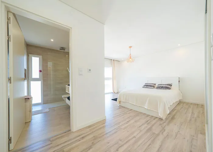 Black Pool House Just 10 Minutes Away From The * 阿莫拉