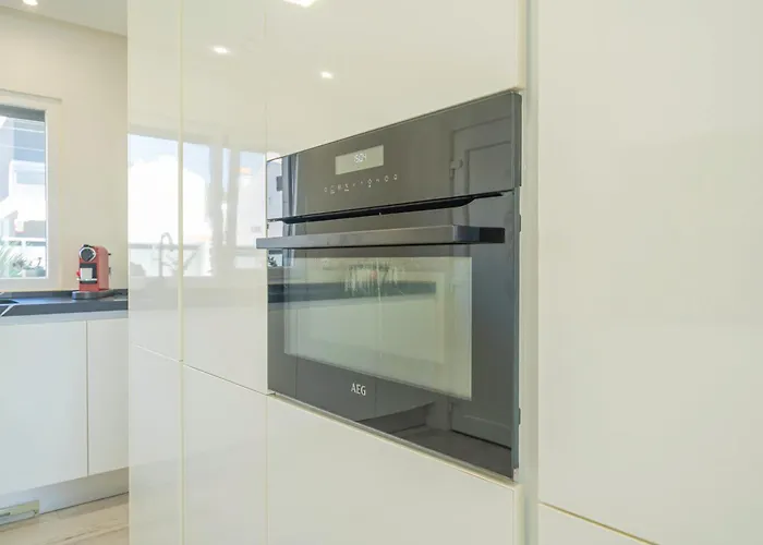 Black Pool House Just 10 Minutes Away From The * 阿莫拉