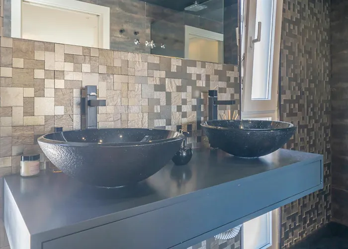 Black Pool House Just 10 Minutes Away From The