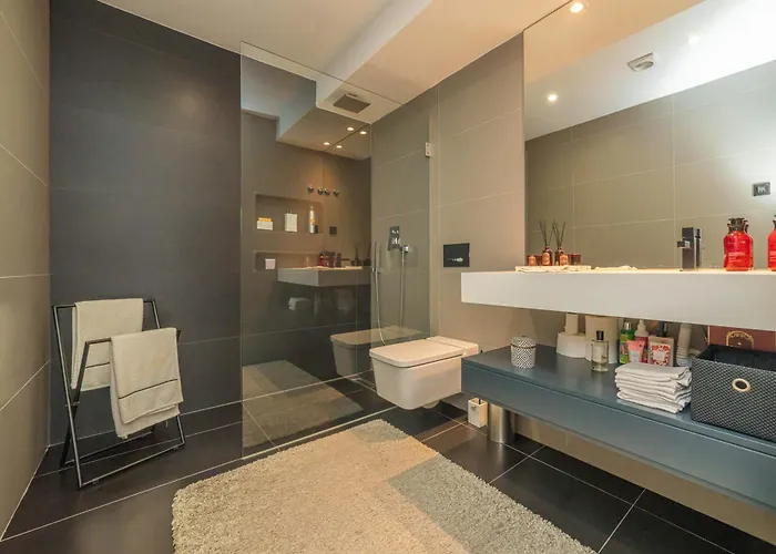 Black Pool House Just 10 Minutes Away From The 度假居