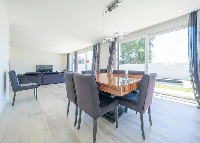 Black Pool House Just 10 Minutes Away From The