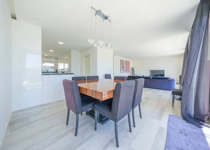 Black Pool House Just 10 Minutes Away From The 度假居 阿莫拉