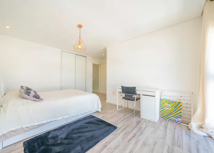 Black Pool House Just 10 Minutes Away From The *