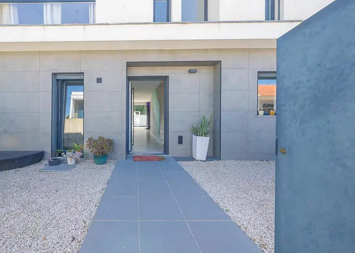 Black Pool House Just 10 Minutes Away From The 阿莫拉