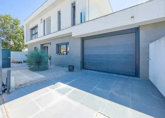 Black Pool House Just 10 Minutes Away From The 阿莫拉