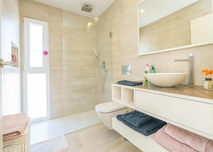 Black Pool House Just 10 Minutes Away From The 度假居 阿莫拉