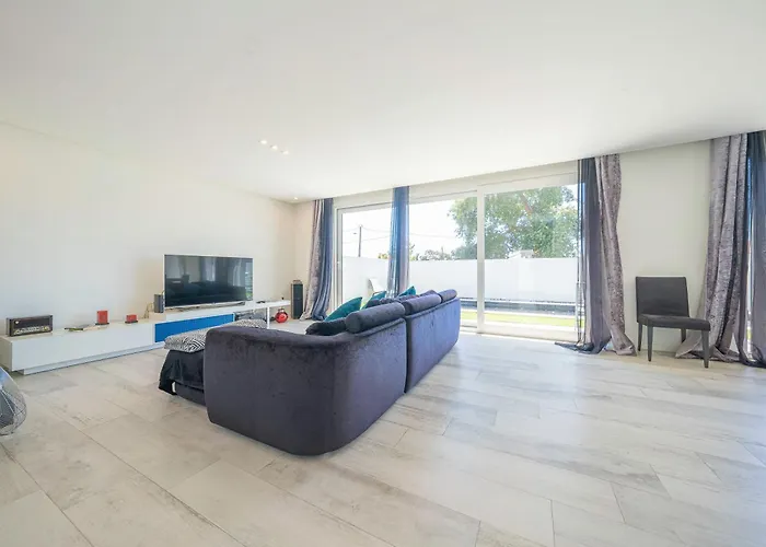 Black Pool House Just 10 Minutes Away From The * 阿莫拉