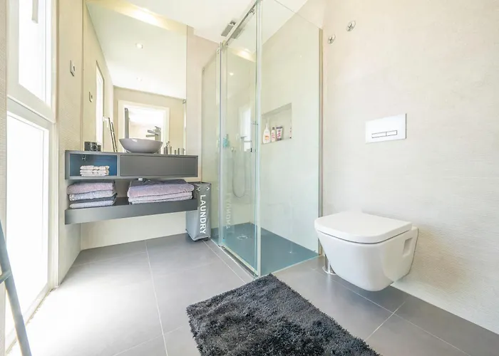 Black Pool House Just 10 Minutes Away From The 度假居