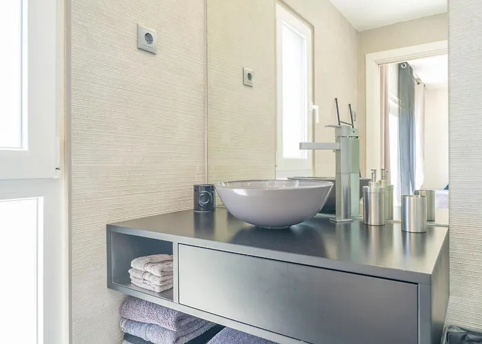 Black Pool House Just 10 Minutes Away From The 度假居 阿莫拉