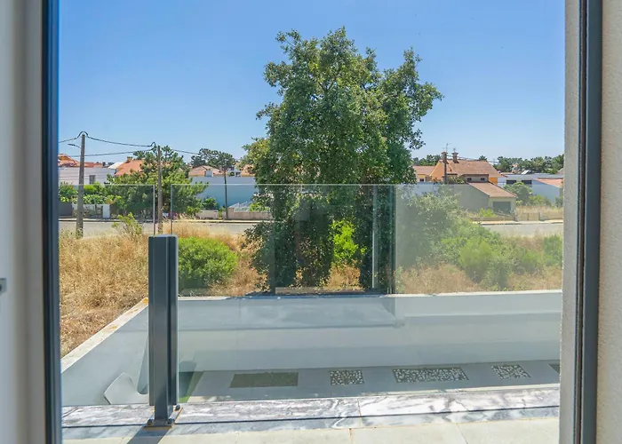 Black Pool House Just 10 Minutes Away From The