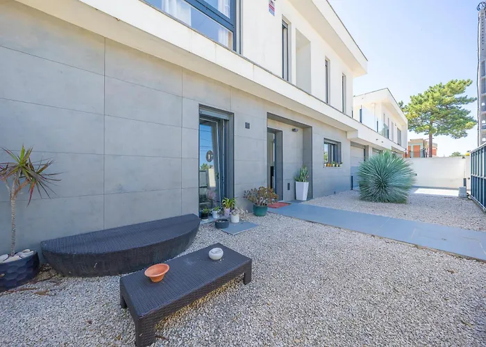 Black Pool House Just 10 Minutes Away From The 阿莫拉